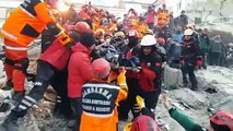 Elazığ'da iki kişi enkaz altından kurtarıldı
