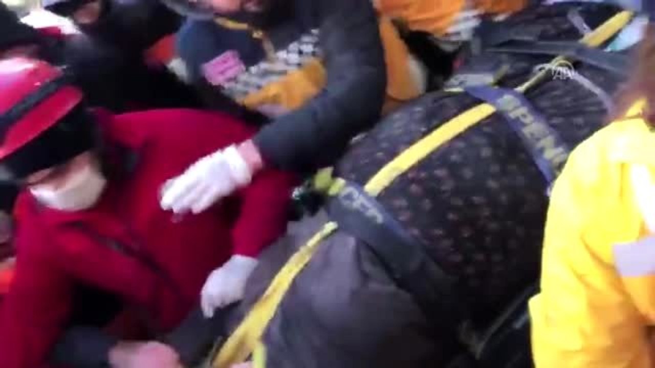 Elazığ merkez Mustafa Paşa Mahallesi'nde enkaz altından 13 saat sonra bir kişi sağ çıkarıldı