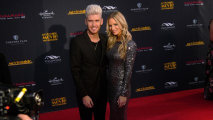 下载视频: Colton Dixon and Annie Coggeshall 28th Annual Movieguide Awards Red Carpet Fashion