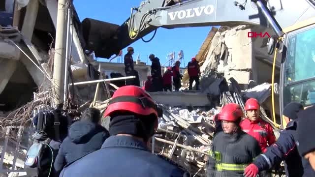 Elazığ sürsür mahallesi dilek apartmanı'nda arama kurtarma çalışmaları-2
