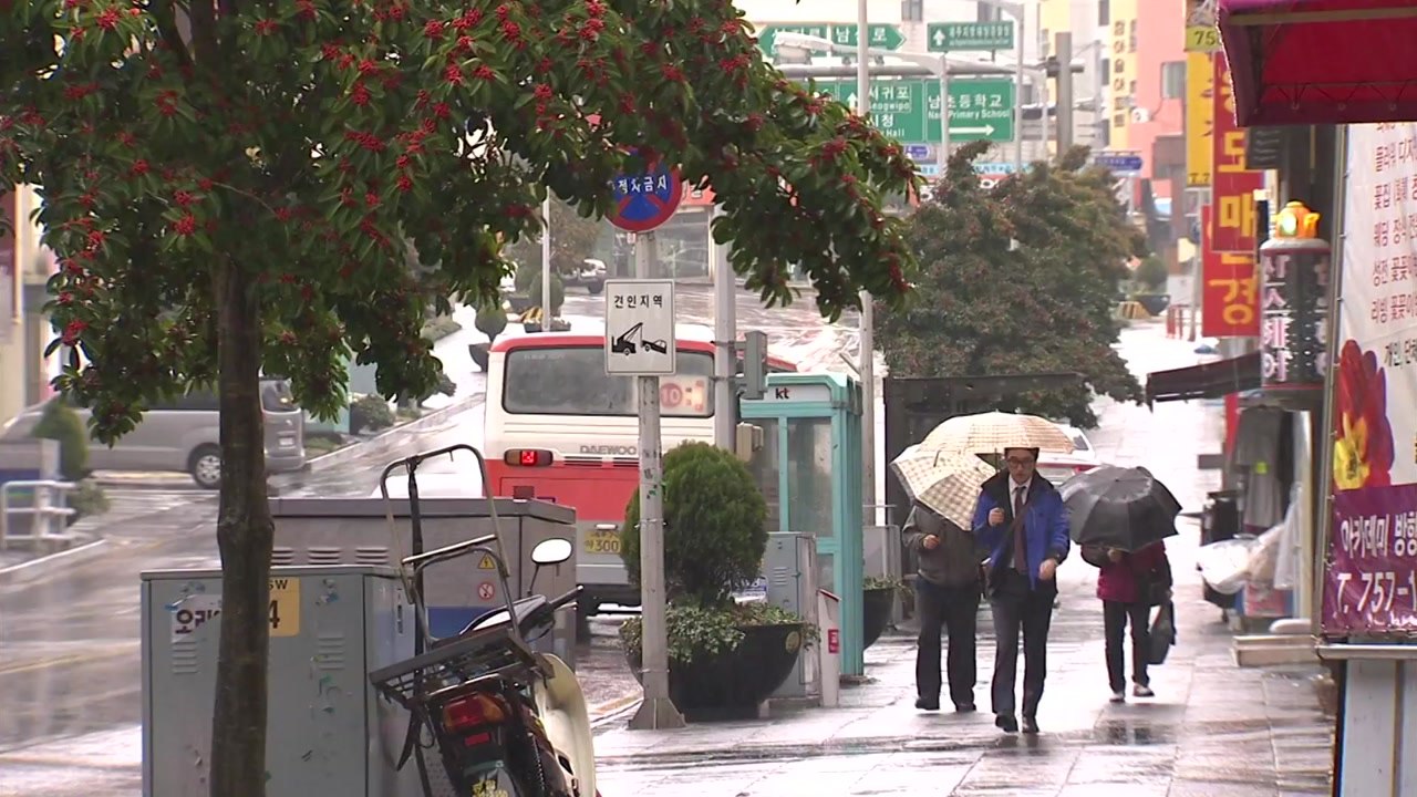 [날씨] 낮 동안 포근, 서울 낮 8℃...충청 이남 비 / YTN