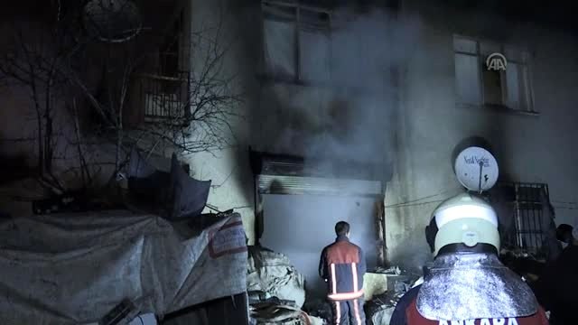 Ankara'da yangında mahsur kalan 4 kişiyi bekçiler kurtardı
