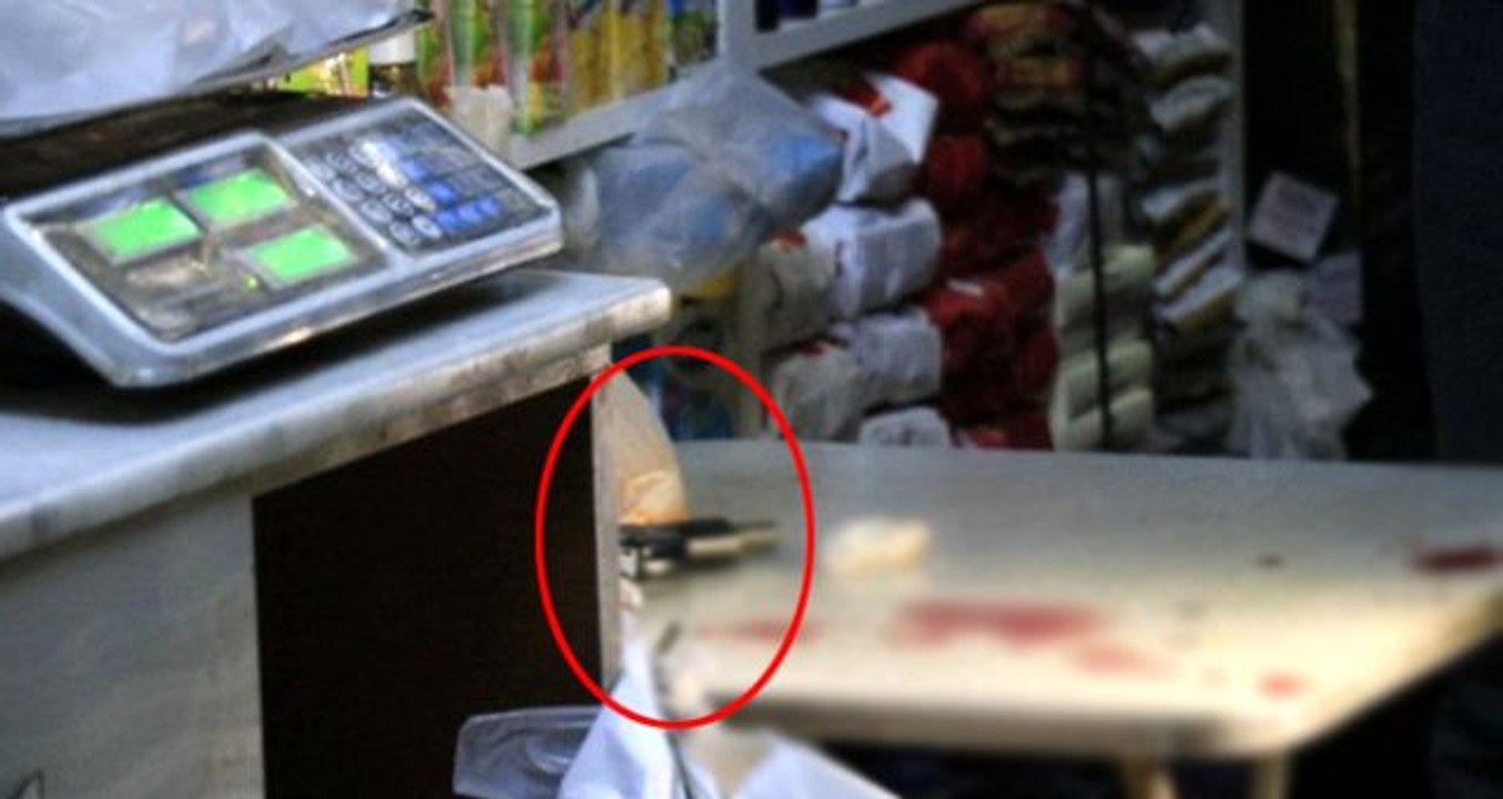Silahla kız kardeşini korkutmak isteyen bir kişi kendini vurdu