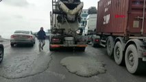 Beton mikserlerinden yollara beton tepeceği..