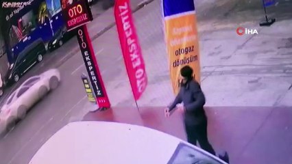 - ÖZEL) Ümraniye’de süratle giden araç park halindeki otomobillere böyle çarptı