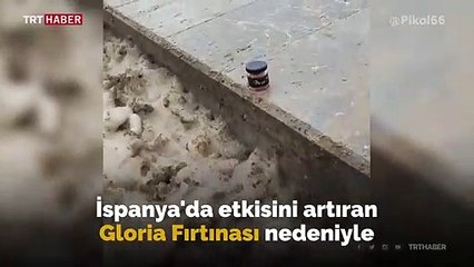 İspanya'da kıyı kasabasının sokaklarını deniz köpüğü bastı