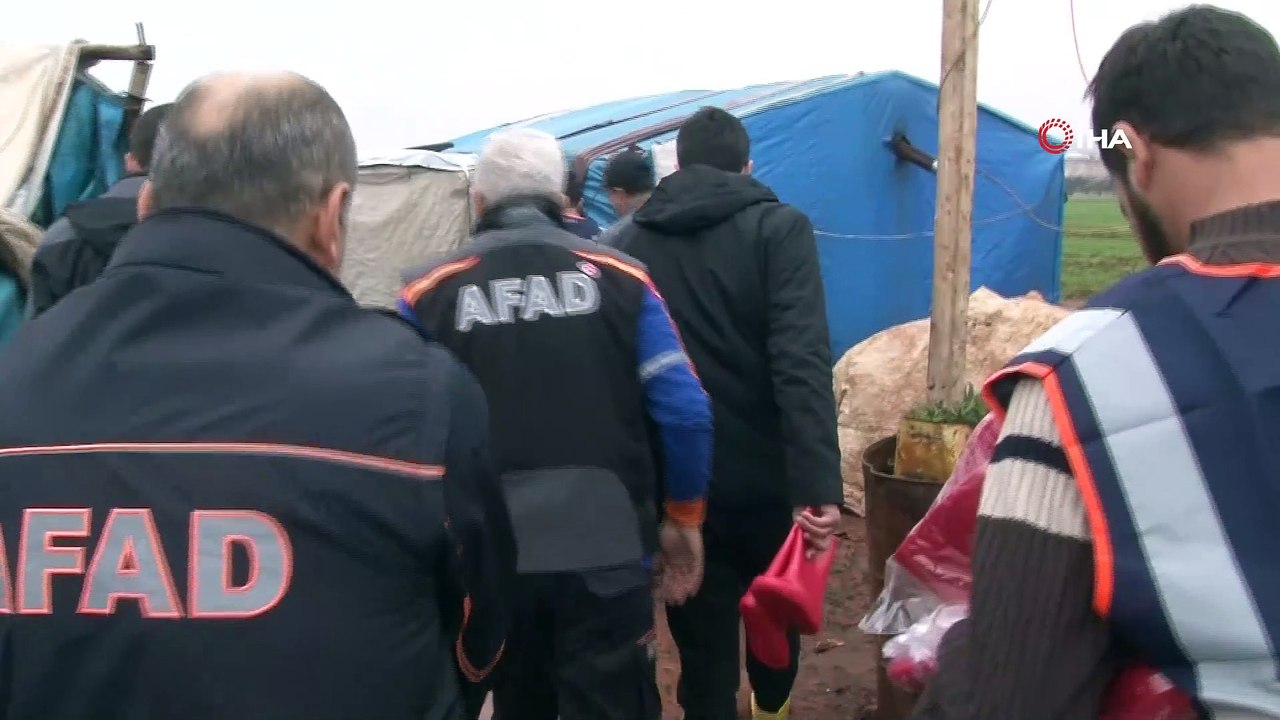 - Suriyeli çocuklara çizme yardımı- Yağmurlarla beraber çamura bulanan çadırlarda yaşayan çocuklara AFAD ekipleri tarafından çizme ve süt yardımında bulunuldu