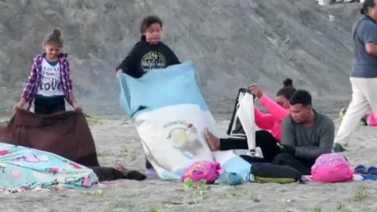 Acampados a orillas del río Suchiate, cientos de migrantes esperan su oportunidad para entrar en EEUU