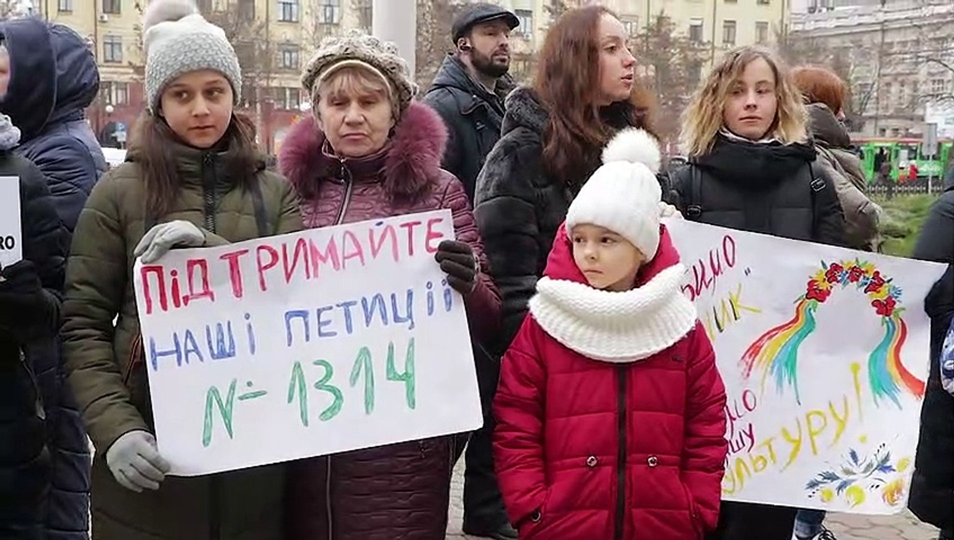 ⁣Руки прочь от Шинника в Днепре родители и дети вышли на митинг под горсовет