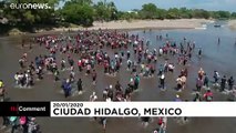 شاهد: مئات المهاجرين يتحدون ترامب بعبور المكسيك لدخول الولايات المتحدة الأمريكية