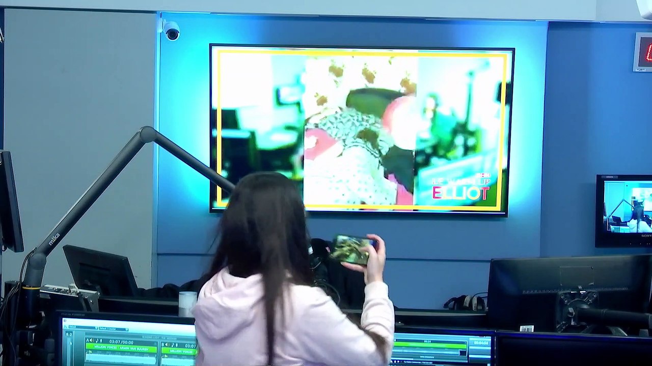 "Qui à osé laisser un paquet de bonbons dans le studio ?"