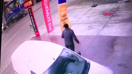 Ümraniye'de 3 araca çarpıp kaçan otomobil kamerada