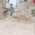 Tempête Gloria: Des rues envahies de mousse marine près de Barcelone