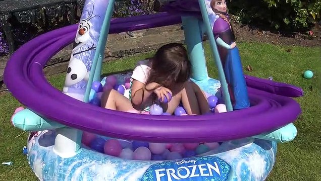 Disney Minnie Mouse - Sophia Brincando na Piscina de Bolinhas