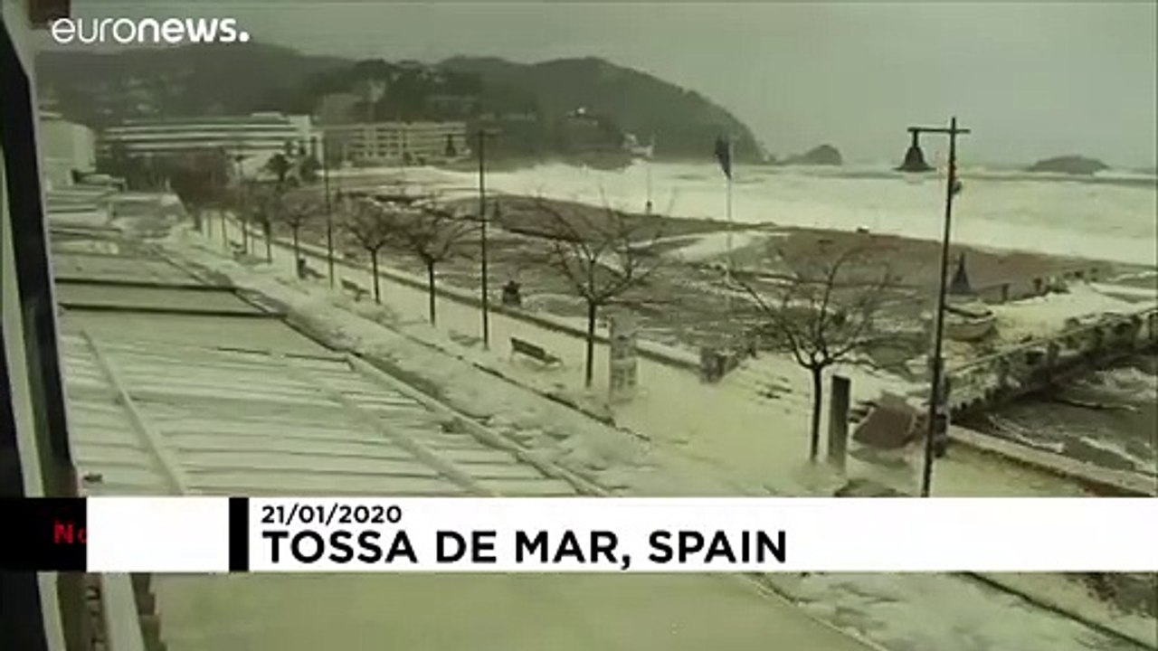 La ville de Tossa de Mar sous une épaisse couche d'écume