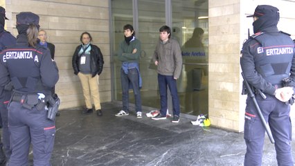 Irrumpen para protestar contra el TAV en una jornada ferroviaria