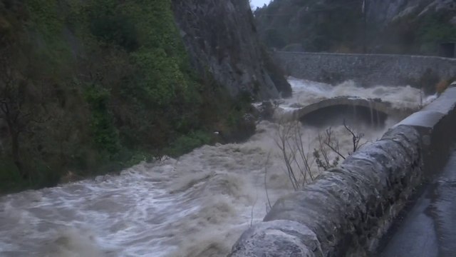 Tempête Gloria: les images de l'Agly en crue dans les Pyrénées-Orientales