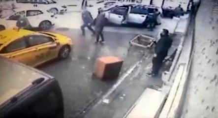 Küçükçekmece'de polisin kovaladığı aracın kaza yapması kamerada