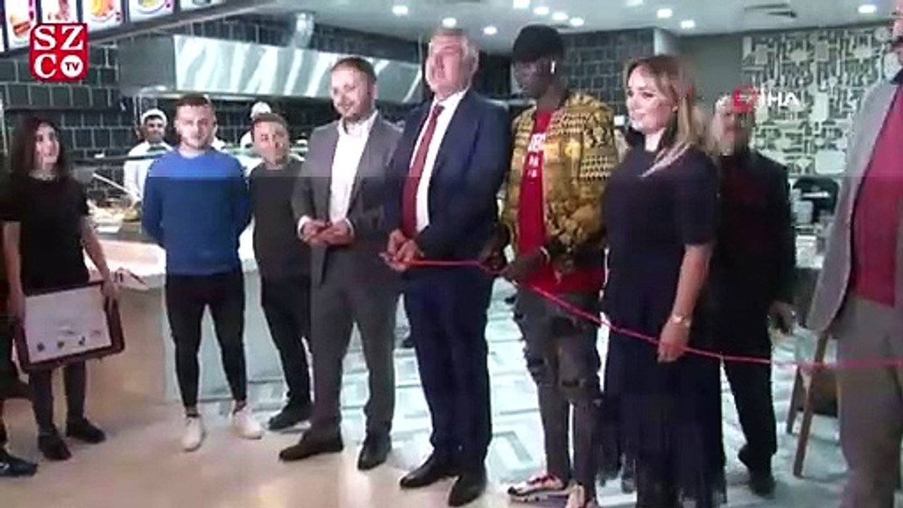 1 dakikada 20 yaprak sarma yiyip yarım altın kazandı