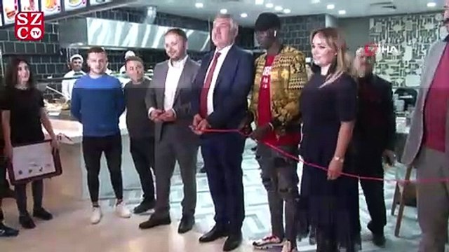 1 dakikada 20 yaprak sarma yiyip yarım altın kazandı