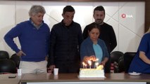 Uğur Acar, yüz naklinin 8'inci yılını pasta keserek kutladı