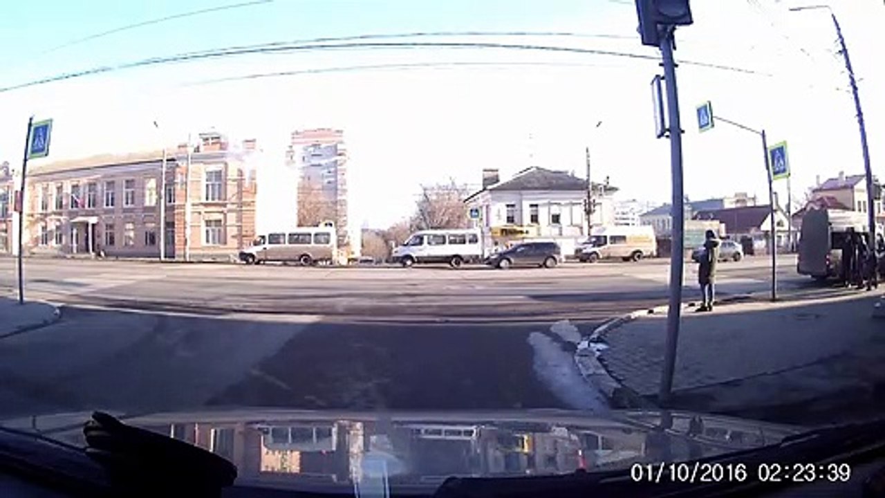 Des piétons ont failli se faire écraser après la collision d’une voiture avec un SUV.