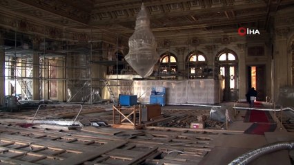 Dolmabahçe Sarayının duvarları resim paleti gibi kullanılmış