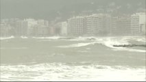 El oleaje impide buscar por el mar al marinero desaparecido en Palamós, Gerona