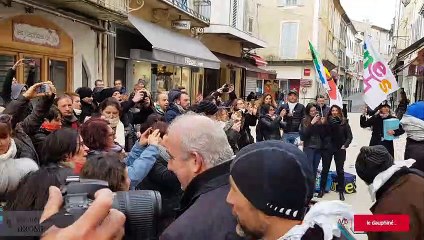 Un mur de manuels scolaires devant la permanence de campagne d’Alice Thourot