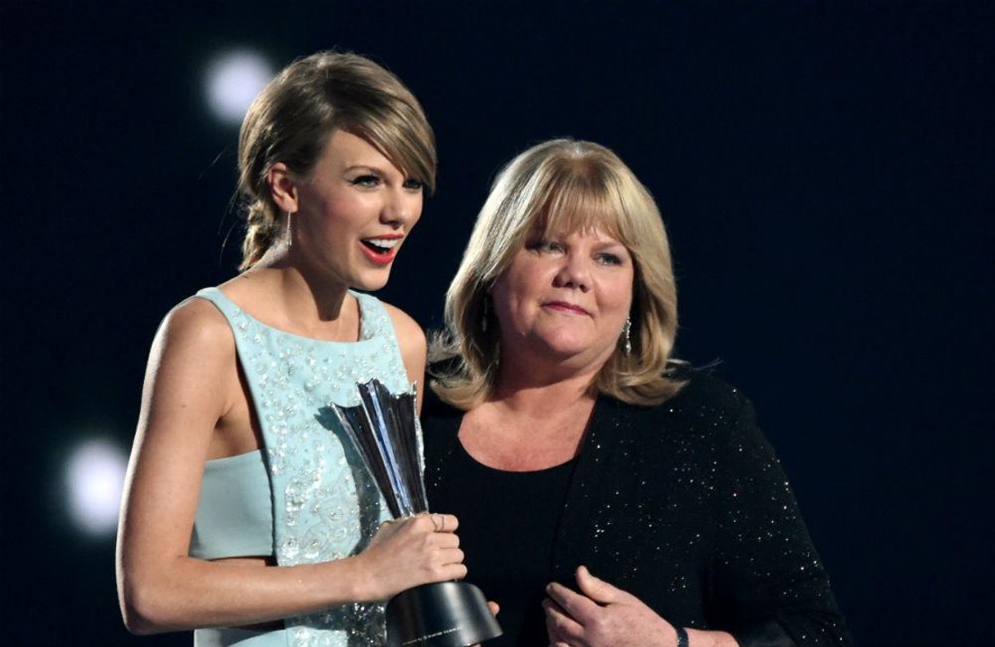 Taylor Swifts Mutter hat einen Tumor