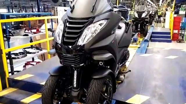 Le 20 000e Metropolis sort des lignes de l'usine Peugeot motocycles à Mandeure
