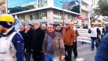 Soma'da tazminatlarının verilmediğini savunan maden işçileri eylem yaptı