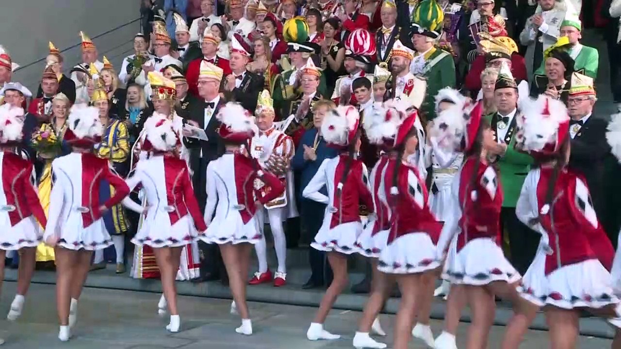Ungewohnter Frohsinn im Kanzleramt