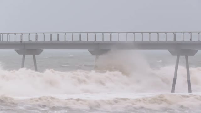 La costa de Barcelona sufre el peor temporal de los últimos 20 años