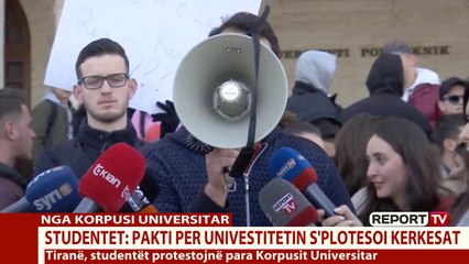 Report TV - Tiranë, disa studentë protestë para Universitetit Politeknik