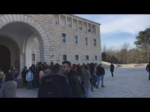 Ora News - Studentët rinisin protestat, bojkotojnë mësimin