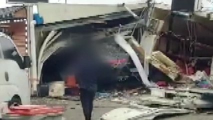 보령에서 승용차가 인도 넘어 횟집으로 돌진 / YTN