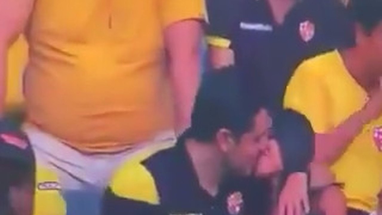 El momento en el que pillan una infidelidad en directo en un partido de fútbol en Ecuador