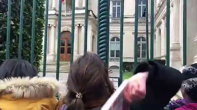 Des manuels scolaires et des calculettes jetés à travers les grilles de la Préfecture du Gard à Nîmes