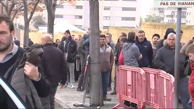 Aficionados apuran hasta el final para lograr una entrada del Ibiza-Barça