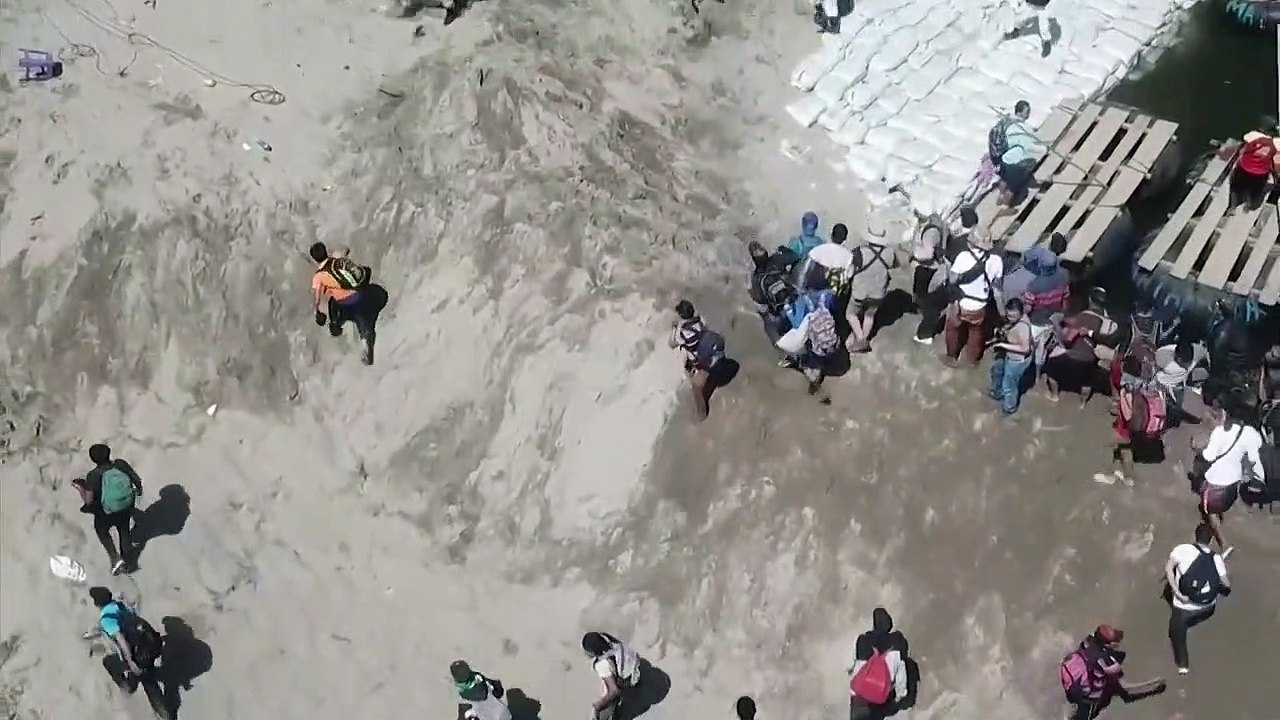 Des migrants d'Amérique centrale se heurtent aux forces de l'ordre à la frontière entre le Guatemala et le Mexique