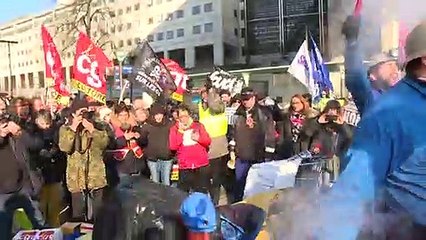 Retraites: les égoutiers en colère devant Bercy, soutenus par Mélenchon