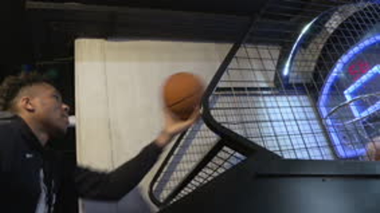 NBA - Incroyable mais vrai : Giannis Antetokounmpo (Milwaukee) rate le record au mini-basket