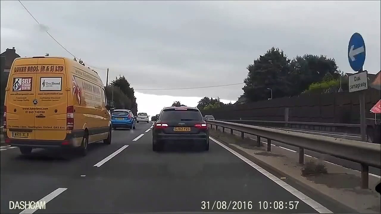 Des conducteurs bloquent une voiture de police pendant une intervention