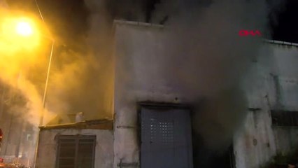 Esenyurt'ta mobilya imalathanesinde yangın