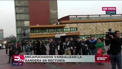 Alumnos vandalizan Bandera en Rectoría