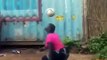 Cette maman africaine maitrise le ballon mieux que Messi