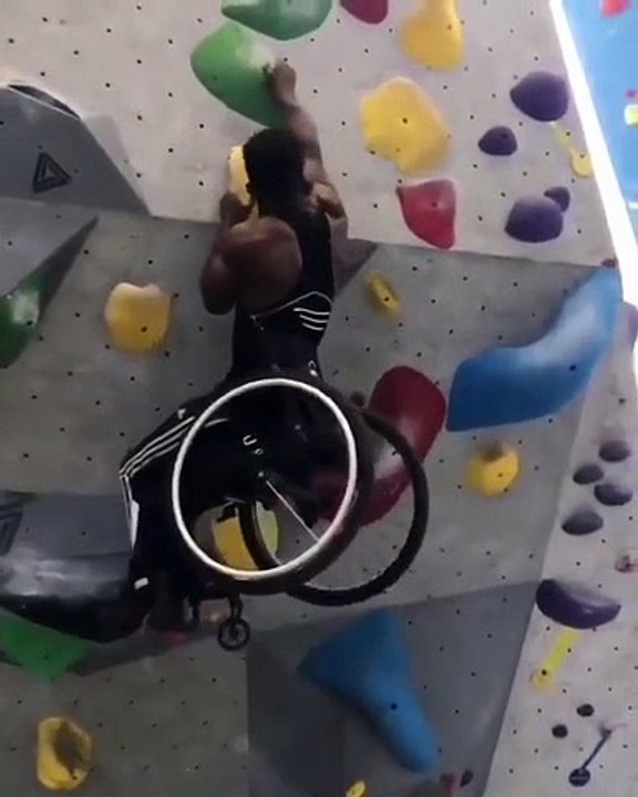 Ce sportif en fauteuil roulant grimpe ce mur d'escalade d'une façon géniale