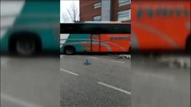 Aparatoso accidente de un autobús escolar contra un coche aparcado en Azuqueca de Henares, Guadalajara