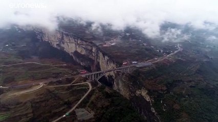 شاهد: جسر على ارتفاع 160 متراً لربط ثلاثة أقاليم في جنوب الصين